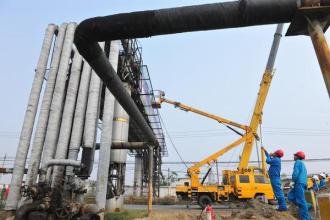 冀中项目采油厂17吨分离器吊装完成