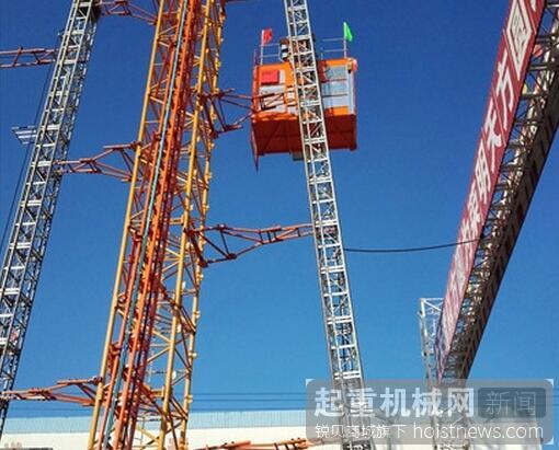 武汉丹江口大桥斜式施工升降机吊装