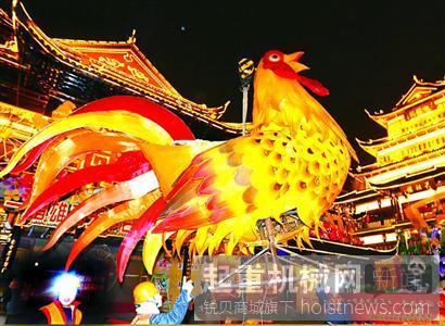 2017豫园灯会主题灯王“雄鸡”吊装到位