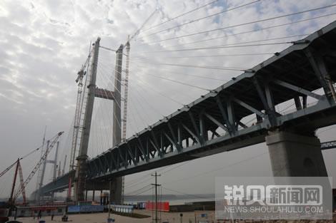 中国建成首条跨越长江重载铁路桥梁